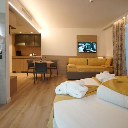 Ambassador Suite Hotel Рива дел Гарда Екстериор снимка