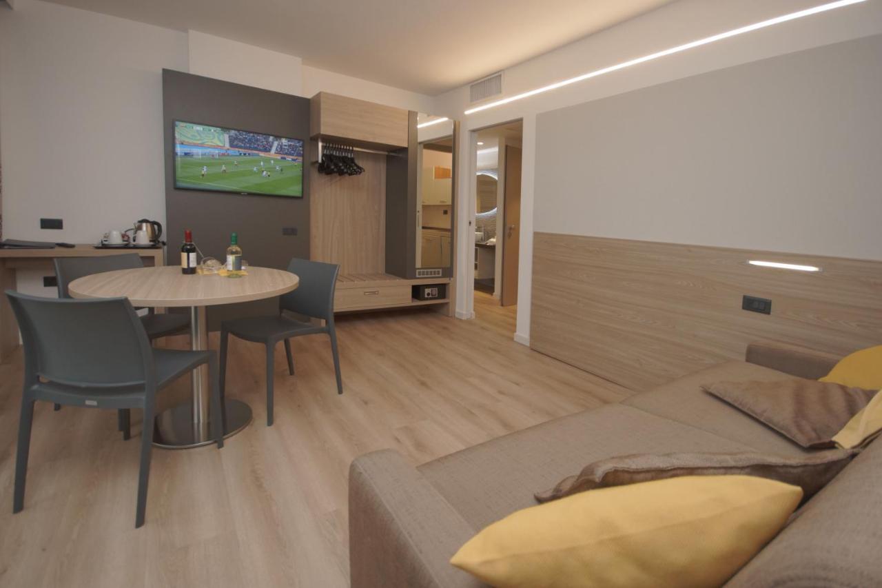 Ambassador Suite Hotel Рива дел Гарда Екстериор снимка