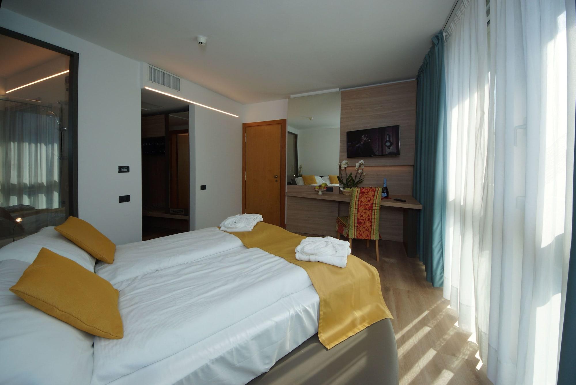 Ambassador Suite Hotel Рива дел Гарда Екстериор снимка