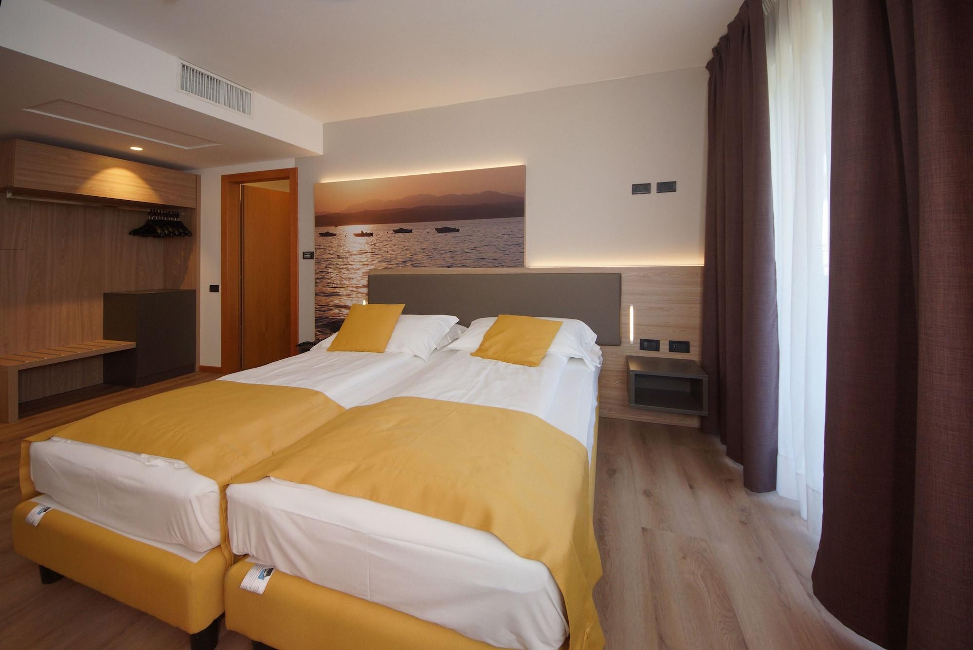 Ambassador Suite Hotel Рива дел Гарда Екстериор снимка