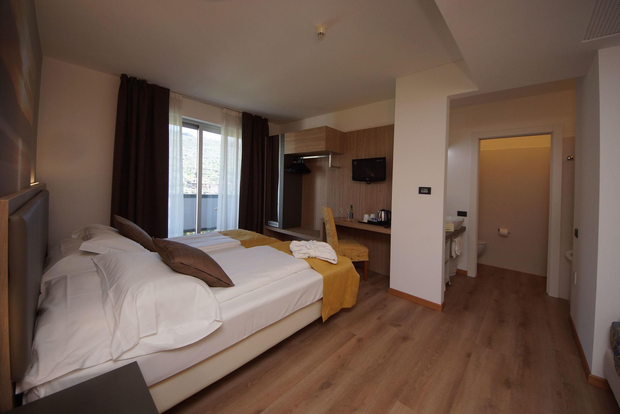 Ambassador Suite Hotel Рива дел Гарда Екстериор снимка