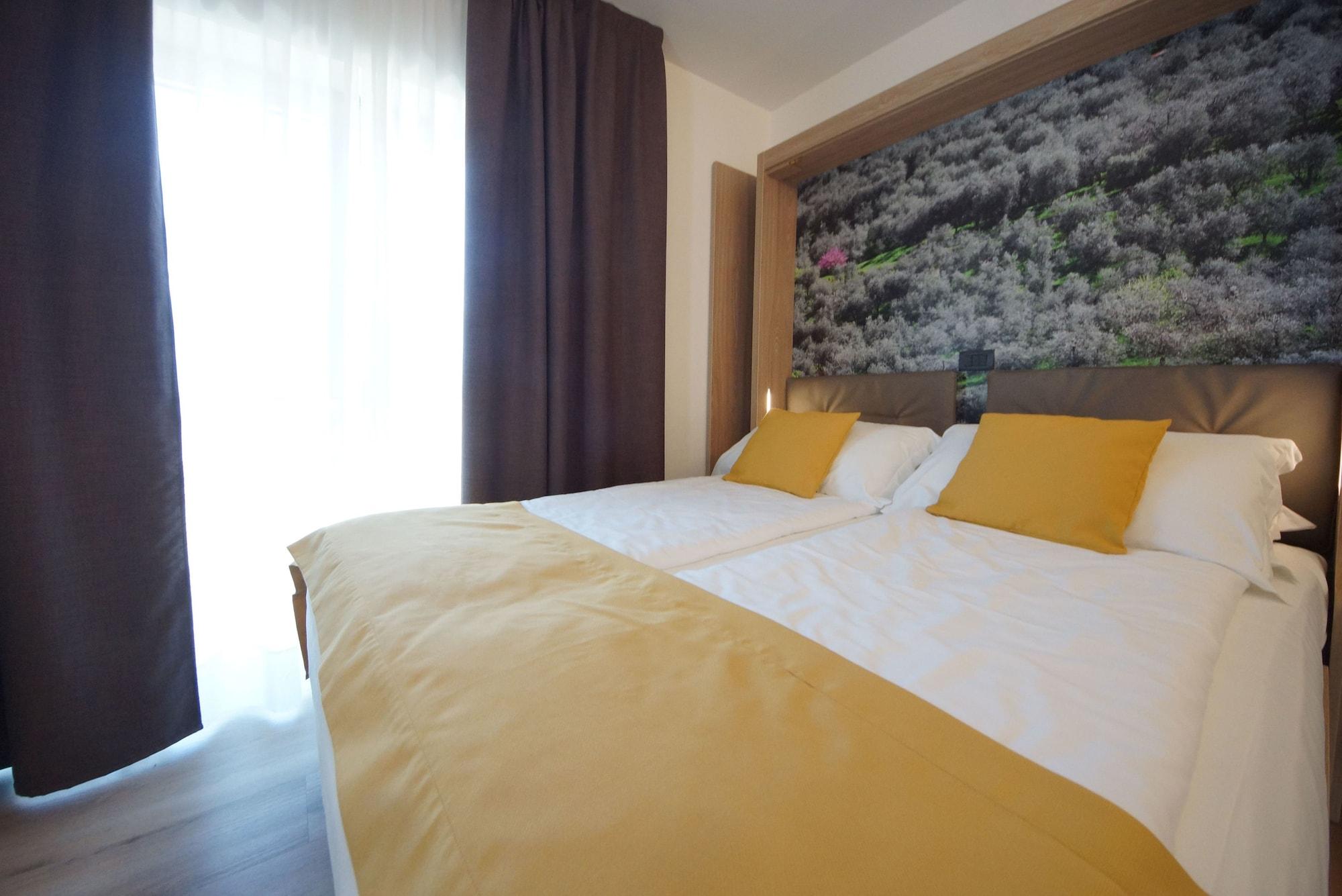 Ambassador Suite Hotel Рива дел Гарда Екстериор снимка