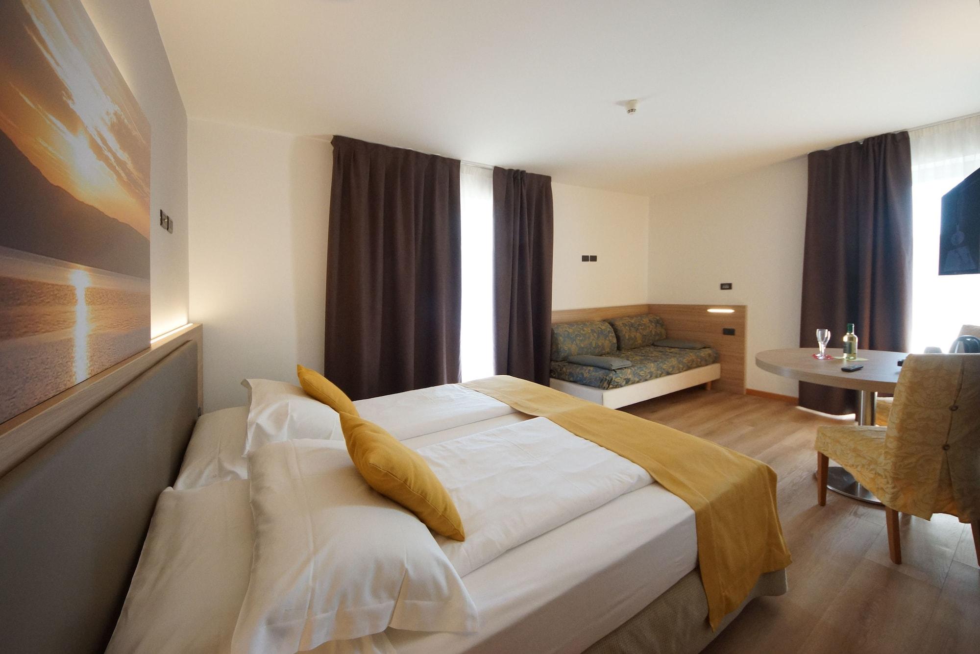Ambassador Suite Hotel Рива дел Гарда Екстериор снимка