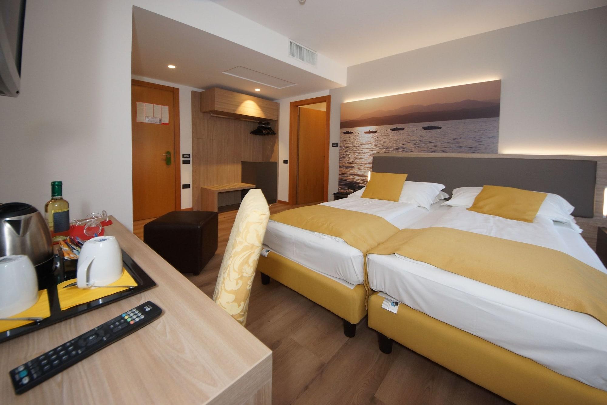 Ambassador Suite Hotel Рива дел Гарда Екстериор снимка