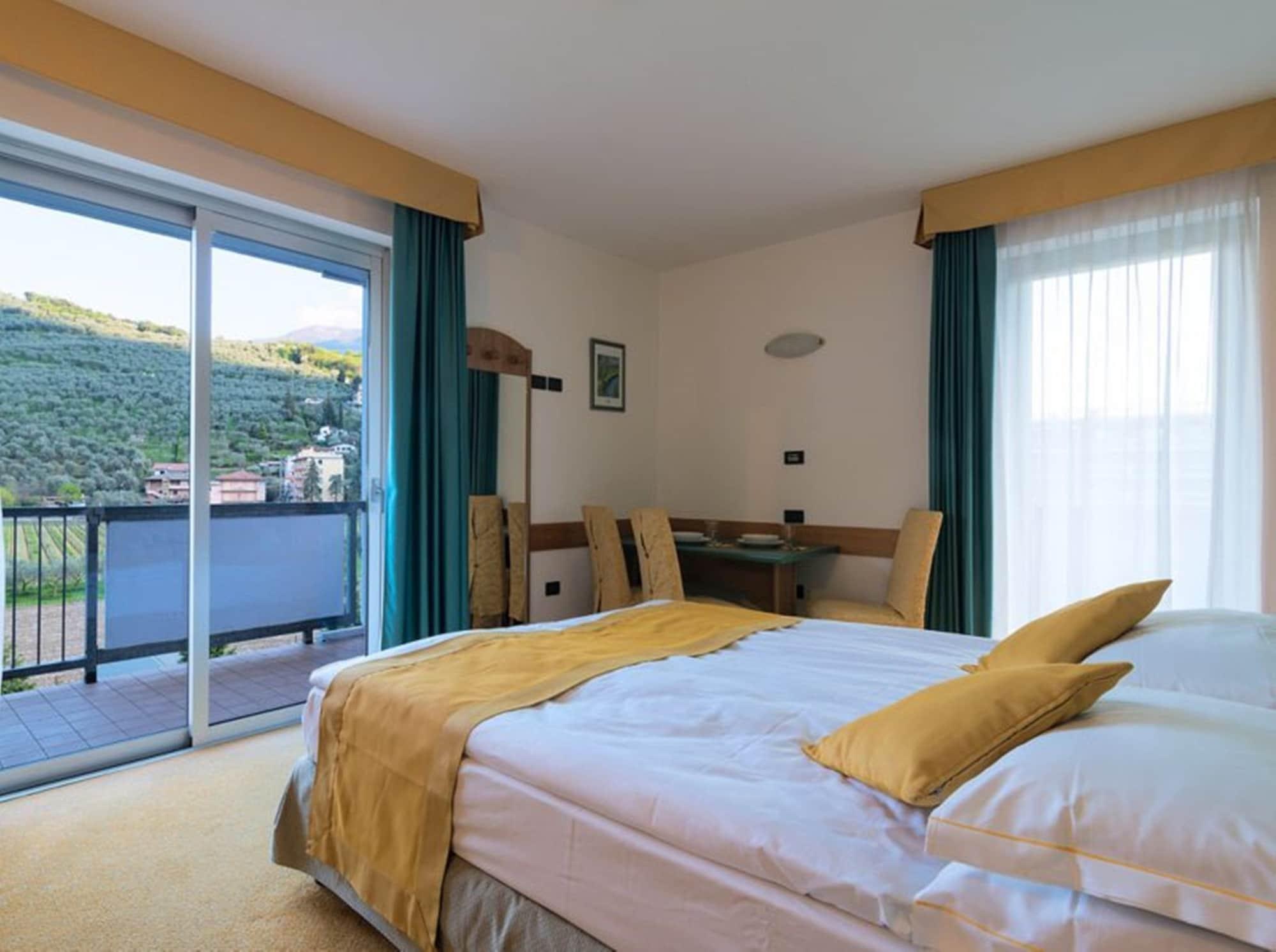 Ambassador Suite Hotel Рива дел Гарда Екстериор снимка