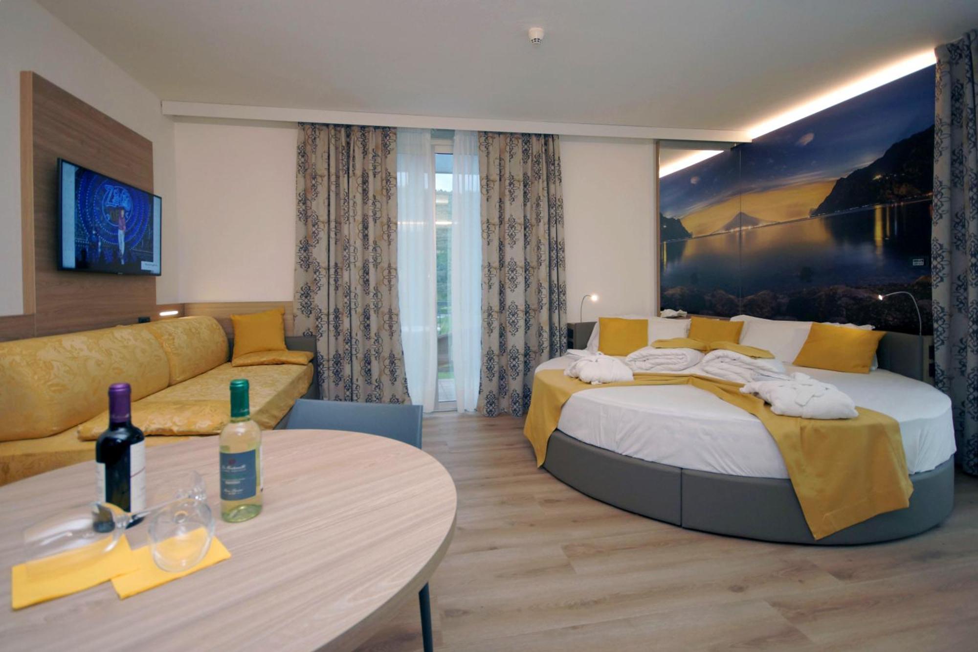 Ambassador Suite Hotel Рива дел Гарда Екстериор снимка
