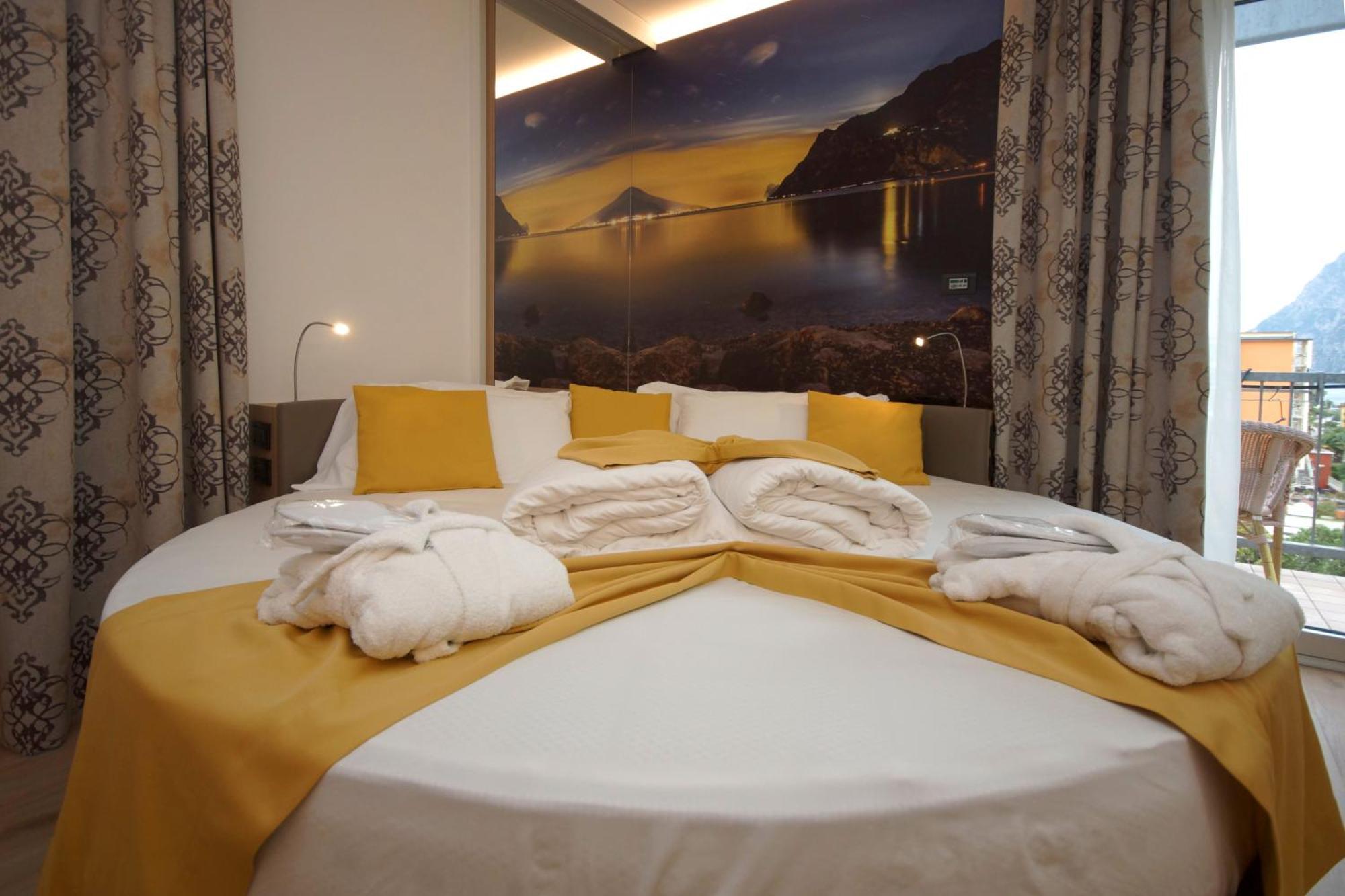 Ambassador Suite Hotel Рива дел Гарда Екстериор снимка