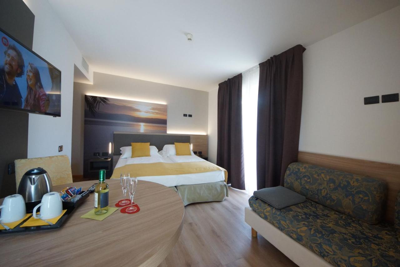 Ambassador Suite Hotel Рива дел Гарда Екстериор снимка