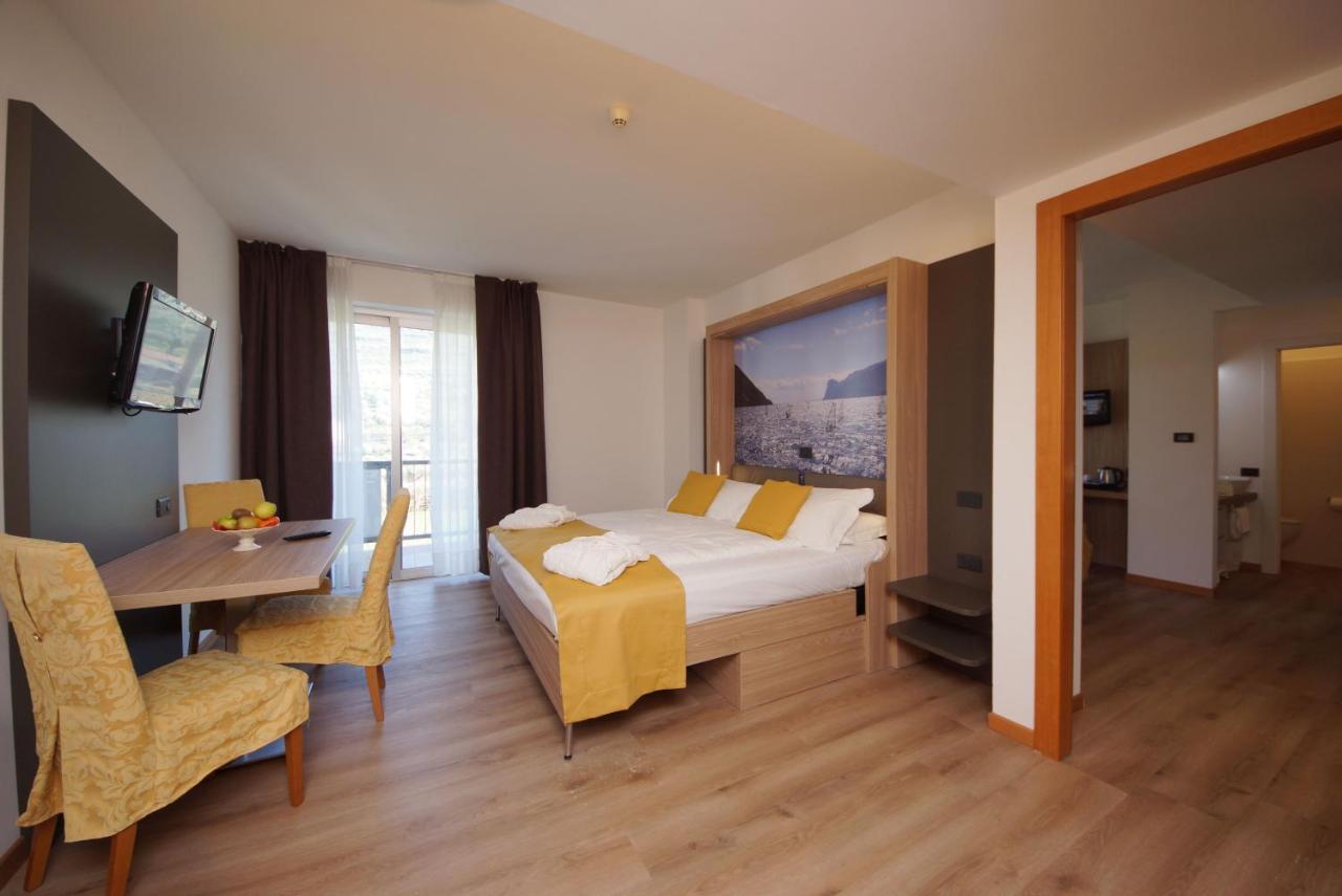 Ambassador Suite Hotel Рива дел Гарда Екстериор снимка