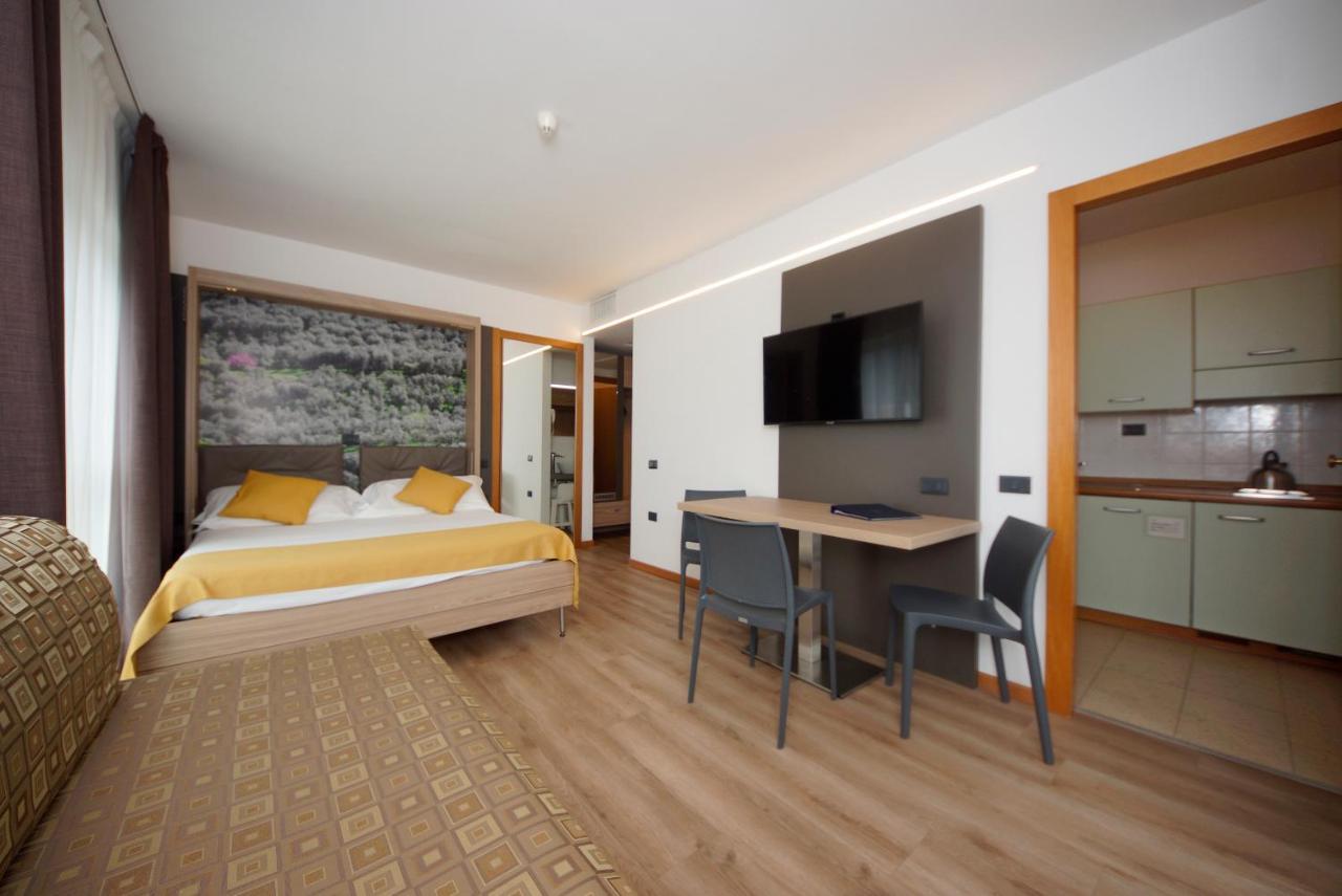 Ambassador Suite Hotel Рива дел Гарда Екстериор снимка